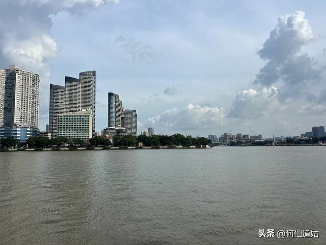 白鹅潭，水阔高楼细，波长行船稀