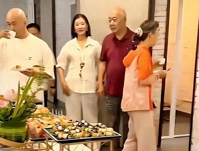 宋祖英私下聚会照流出，穿棉麻衣留短发，印象被完全颠覆呢