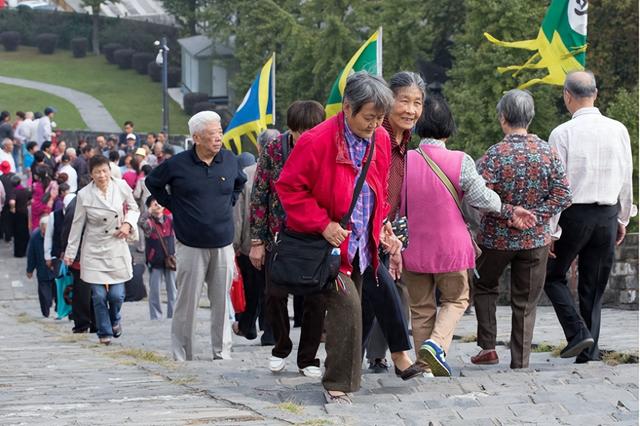 “退休了，终于能把地图走成路”：千万60后正在疯玩这十年