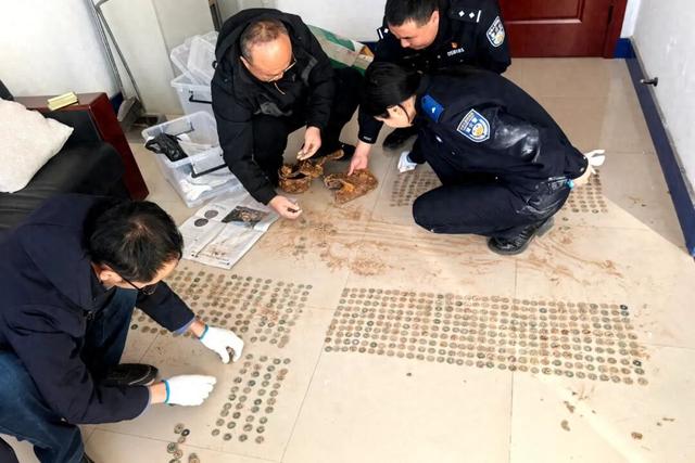 陵川村民修路意外挖出八百余枚古钱币，警方与文保部门联手确认为宋代文物