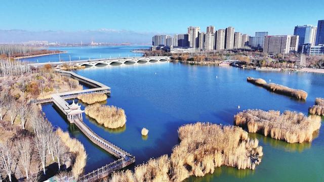 贺兰晴雪映湖城