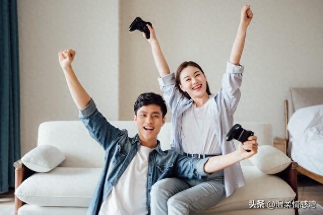 聊天时 , 女生说“我去洗澡了” , 笨男人才回“好的	” , 高情商这样接
