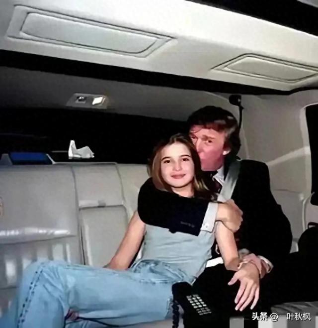 1995年，14岁的伊万卡和父亲在房车内留下这张老照片。​​