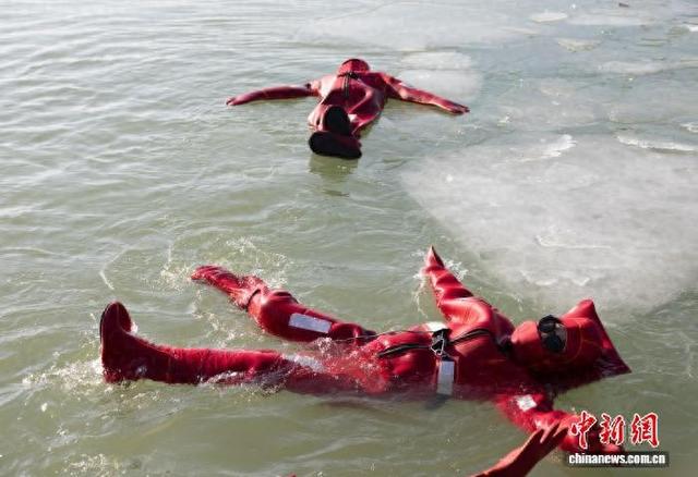 宁夏银川：冰浮项目解锁冬日乐趣