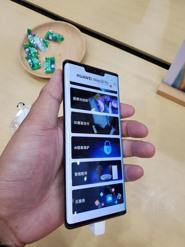2025苹果iPhone 17 Pro vs 华为Mate 70：5大核心配置对比！