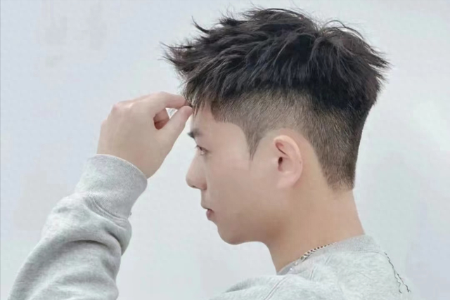 3种方法来拉直男士的头发（男生头发卷怎么办用什么才能变直试试这种方法）