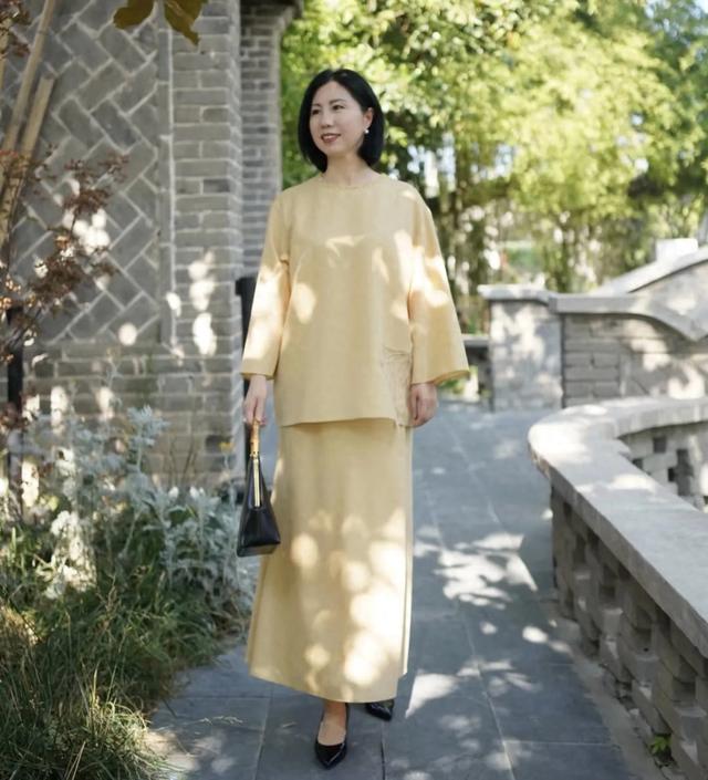 50多岁的我，算不上漂亮，但第一次穿黄色裙子还是很显气质