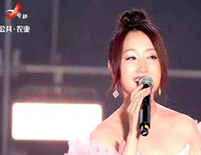 甜歌妹子杨钰莹，五十多岁依旧状态俱佳，她真的一直优雅到老