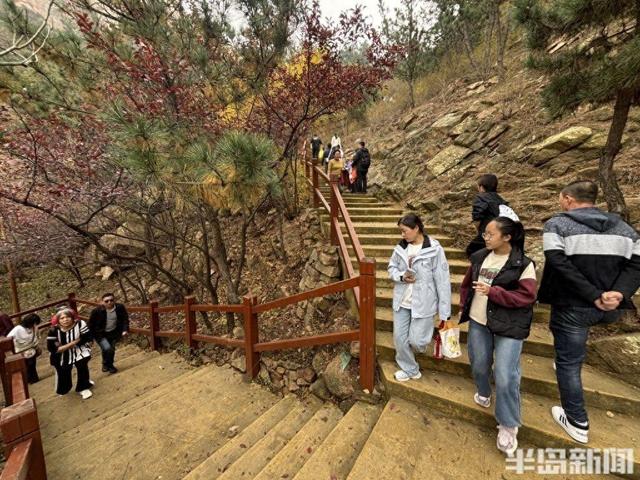 登山路上，秋意十足