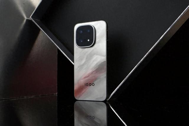 倒反天罡！iQOO15来了，定价4199元起，拍照直接对标vivo旗舰？
