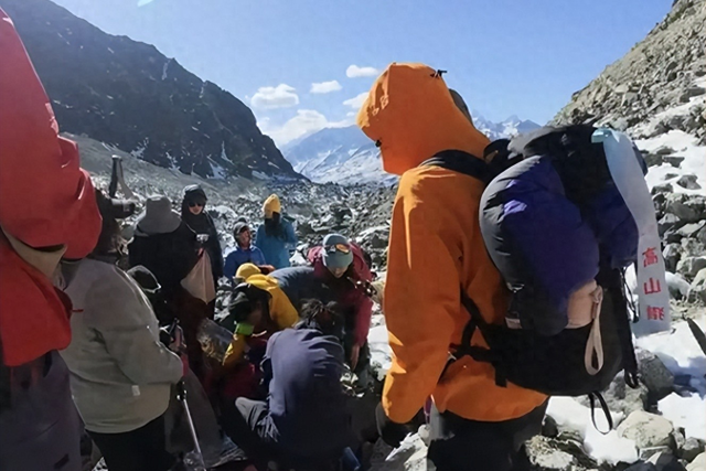 救援一次花10万，违规徒步透支资源，这个账该谁算？