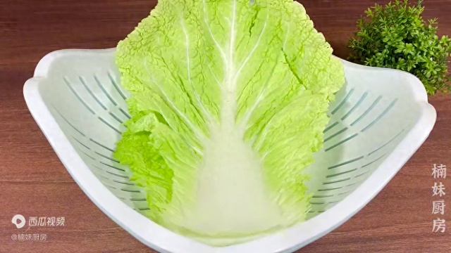 冬天白菜和豆腐是绝配，教你一个新做法，鲜香入味	，一大盘...