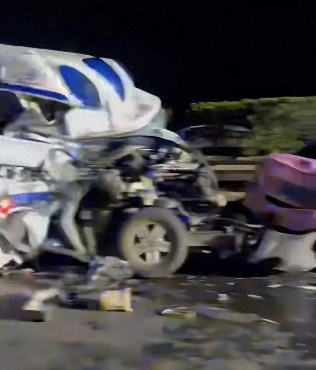 海南一救护车高速上追尾小轿车，卫健委：司机和医生伤势不是很重，孕产妇情况不太稳定