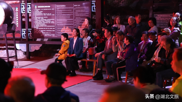 星光为幕，300余名海内外游客乘“长江记忆”号赴三峡之约