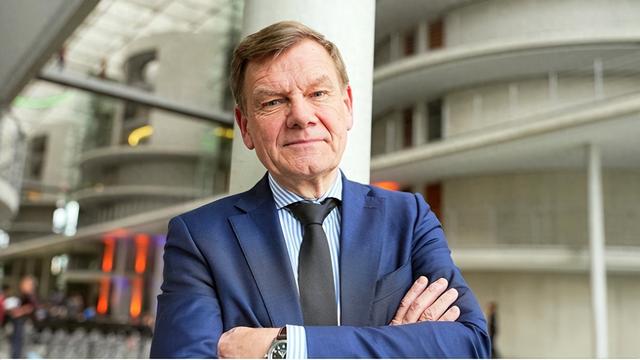 临时取消行程后	，德国外长终于作出决定，将在12月来中国面谈