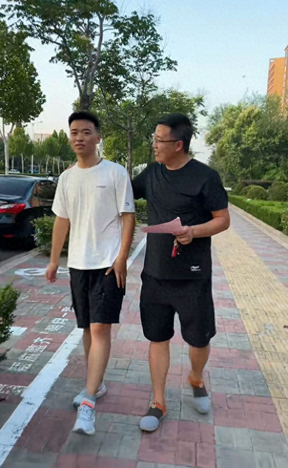 男孩562分被调剂到护理专业，一家人崩溃痛哭，最终选择让人破防