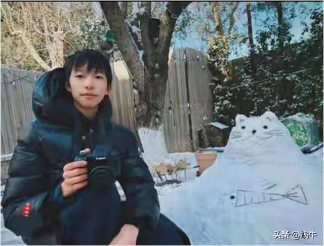 姚晨和儿子在北京别墅堆雪人，儿子土豆越长越帅，院子里都是猫窝