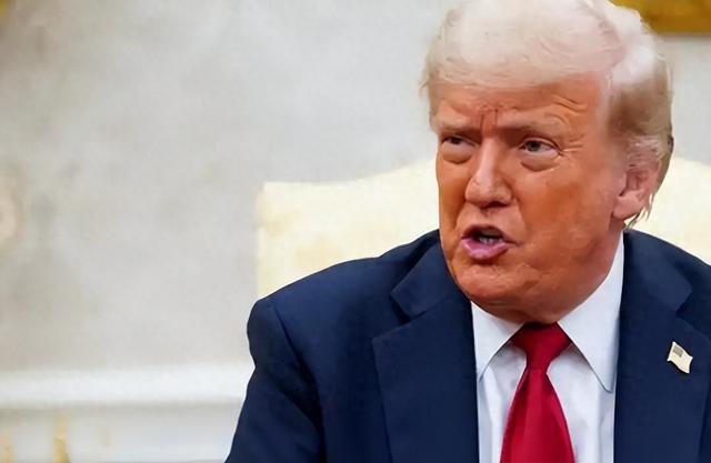 特朗普直接不装了！面向27国公开发出警告：中、印敢买俄罗斯石油，必须要加税100%