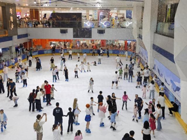 消暑纳凉新选择：正佳冰雪场馆打造暑期都市冰上乐园