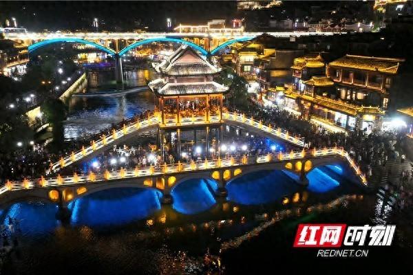 凤凰古城夏日夜游旅拍受热捧  解锁清凉新玩法