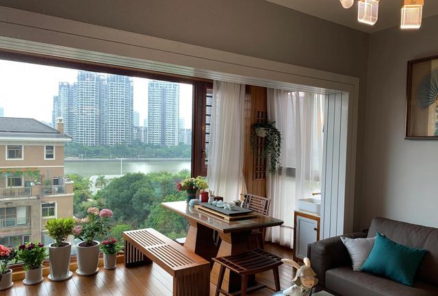 广东一阿姨因把阳台改成茶室走红，那叫一个漂亮，进门就被治愈了