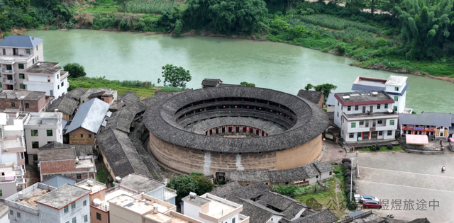 广东最美圆楼花萼楼，400 年客家土楼活化石，真佩服古代人的审美