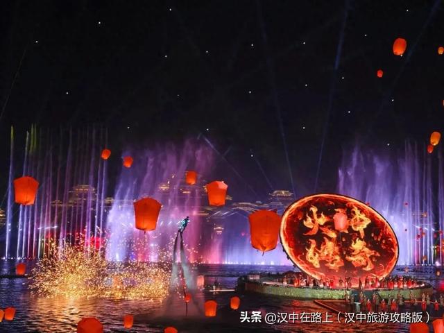 汉中这场演出铁花炸裂、孔明灯漫天，好看好玩还出片！