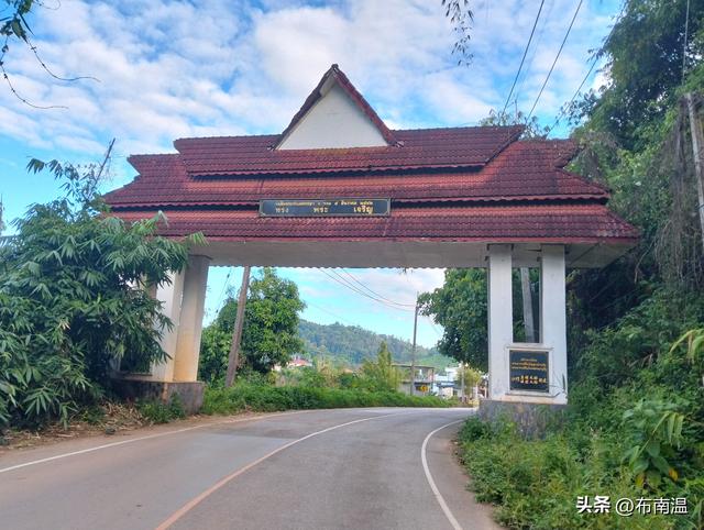 “走几步路就必须摇扇的地方”，靠茶泡出和谐之地