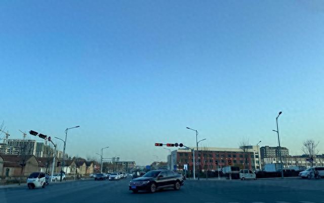 你知道吗	，这个冬天暖气吹得太热，结果有人都睡不好觉，然后一