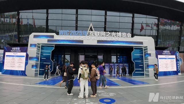 从数字世界迈向物理世界，AI的跃升与下沉｜2025年乌镇峰会观察