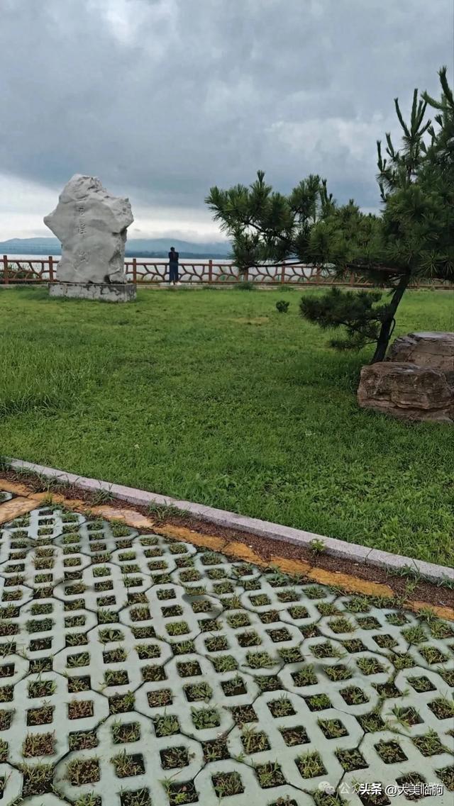 昨天大雨后我们走沿河路逆流而上，看弥河大水