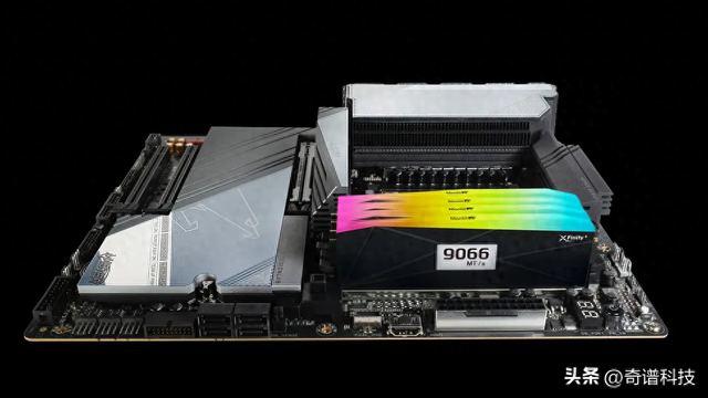 全何发布全球首款带OLED屏幕的DDR5 XFinity+内存套件