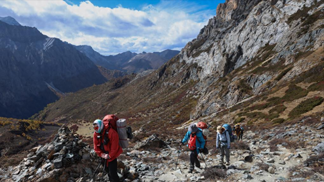 90后女子轻信有腿就行，徒步稻城亚丁，距离终点仅百米突然倒下