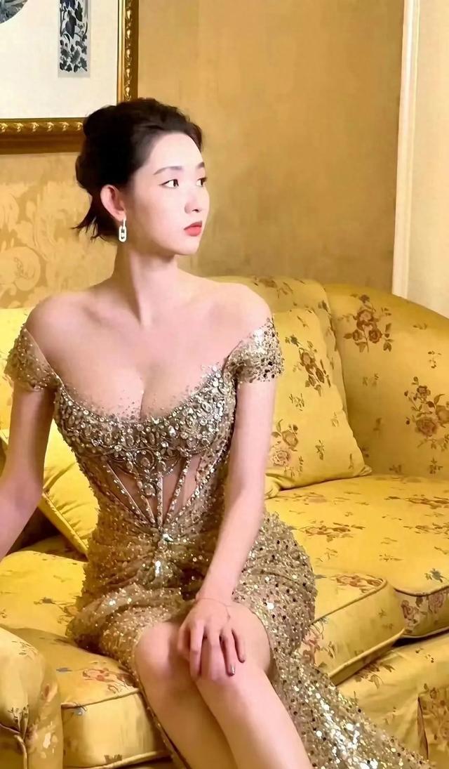 王玉雯低胸裙勾勒绝美腰臀比，性感风情万种，美人韵致尽显