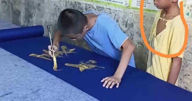 书法神童李明衣着简朴，他的钱都用在书法事业上