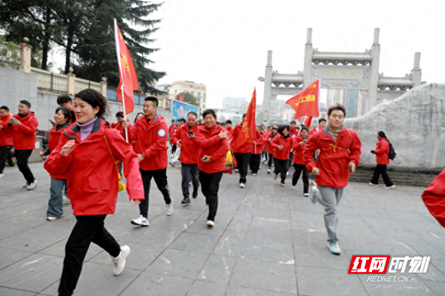 组图 | 郴山策“马”行 登顶迎新岁 郴州联通举办登山活动开启2026新一年