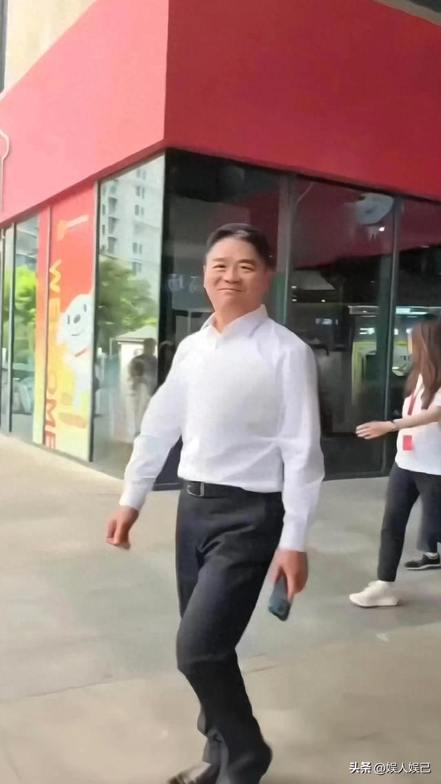 刘强东回宿迁老家，毫无大老板架子，举手投足尽显亲和接地气！