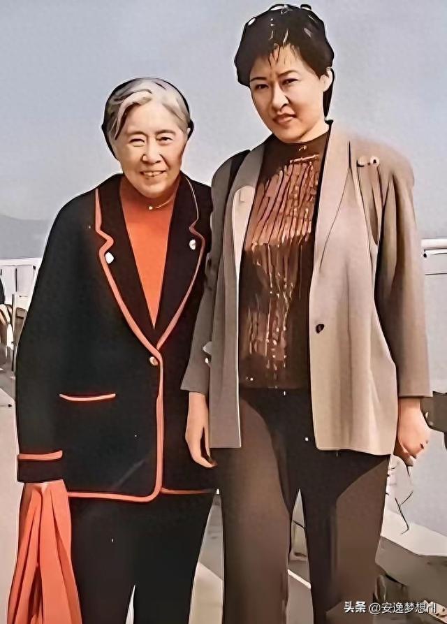 晚年的王光美与女儿刘平平的一张留影刘平平端庄大气
