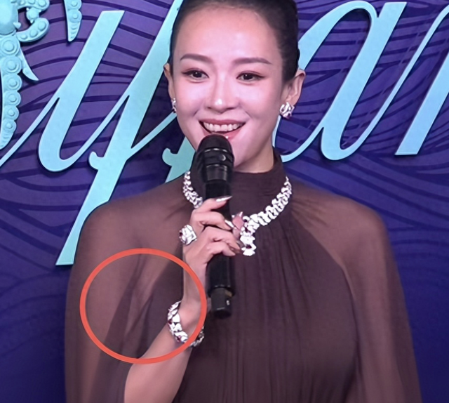 上海红毯，章子怡副乳露尴尬，钟楚曦被网友群嘲，宋雨琦腿太短