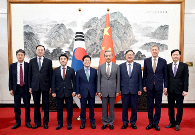 王毅的话说得很重，韩国特使就涉台问题表态，两个字不太令人满意
