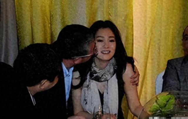 陪玩陪睡根本不够！集体开嫖、指头塞嘴，周迅遭殃 阴暗面彻底曝光