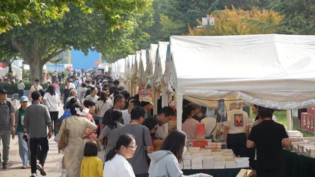 河北：假期尾声 逛书市 中秋看演出 多地奏响“假日交响曲”