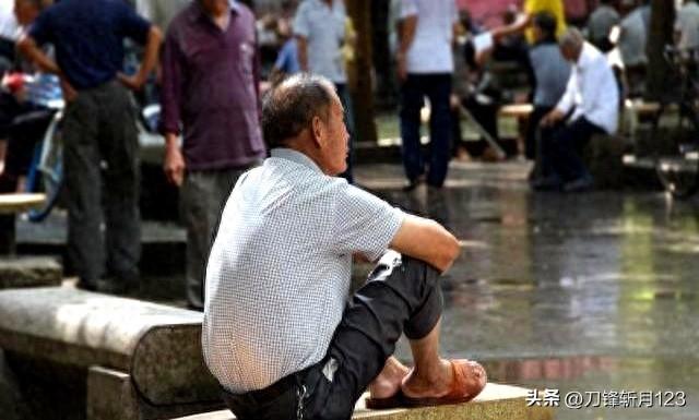 父亲进ICU40多天终于去世后，我才明白：好死不如赖活着，是错的