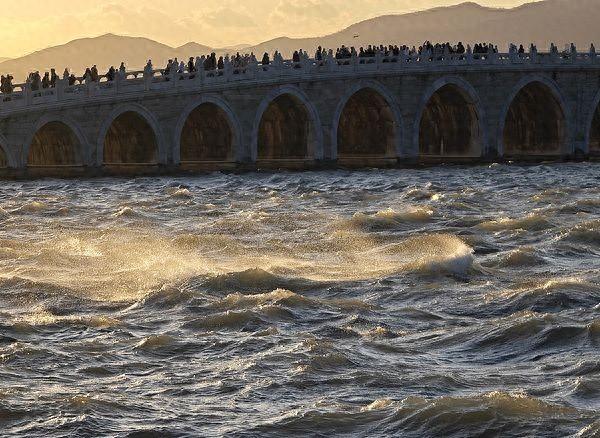 大风来袭 颐和园昆明湖波浪翻涌