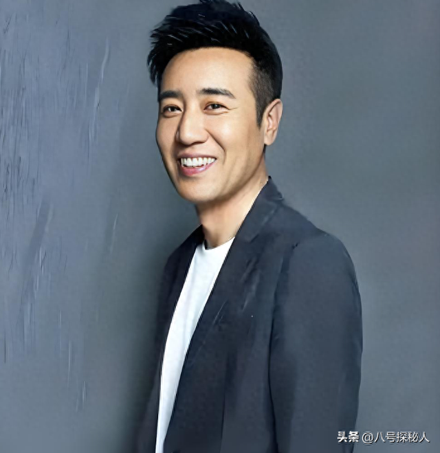3岁丧父，吃姐姐奶水长大，成名后为8个哥姐买房，如今成全家骄傲