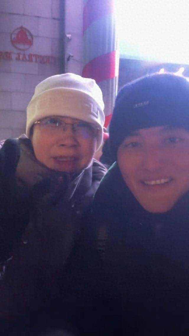 博主哈尔滨偶遇鸡西副市长合拍视频，称她为“市长”遭本人现场纠正：我是副市长，更是鸡西的文旅推荐官，宝宝们来吧！