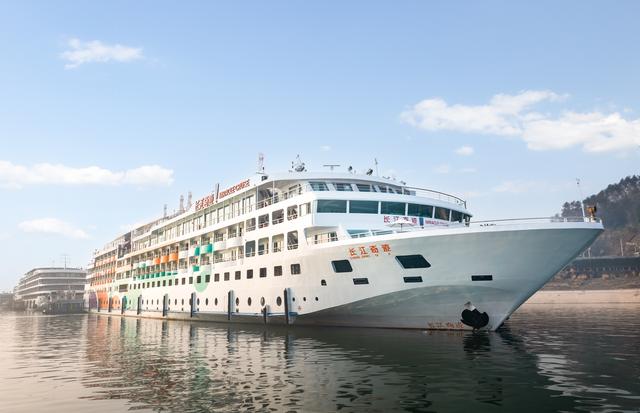 “‘十四五’答卷·民生账本”系列报道⑩｜ 从一位游轮公司副总的“三本账”看—— 移动风景，演绎长江三峡的中式浪漫