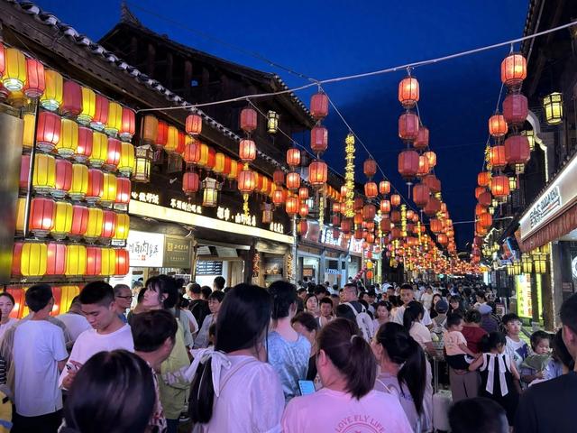 同比增长109.46%！“双节”106万游客打卡安顺古城