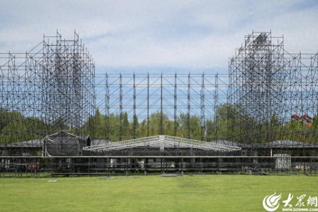 倒计时第3天 2025东营文汇河海音乐节场地搭建正加急推进