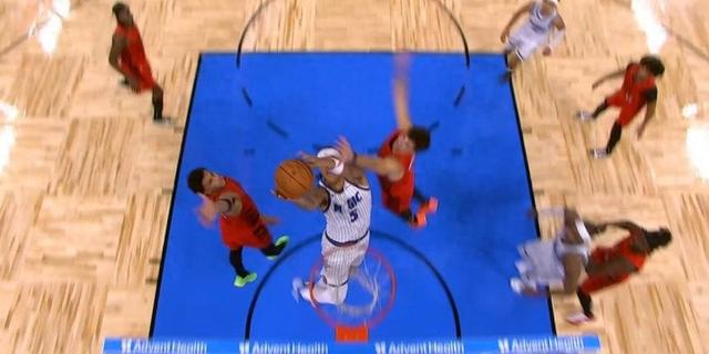 😳落后2分 班凯罗杀入内线1打2还造成犯规 但罚球不中……